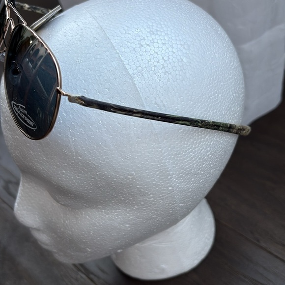 Realtree Polarized 100% UVA/UVB protection sunglasses, camo print arm,gold frame - Picture 4 of 11